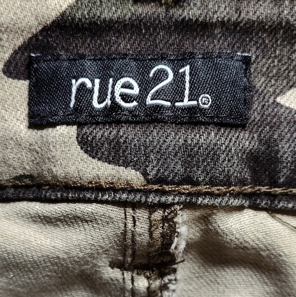 Rue21 Women's Distressed Straight Leg Camouflage Print Denim Jeans | Size 8 - Picture 3 of 5